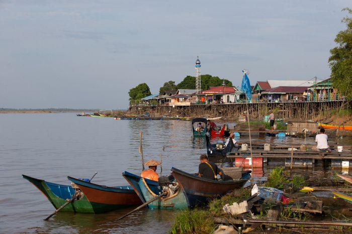 Kegiatan perikanan yang menjadi sumber kehidupan para nelayan di sekitar Desa Pela, Kecamatan Kota Bangun, Kabupaten Kutai Kartanegara, Provinsi Kalimantan Timur.
