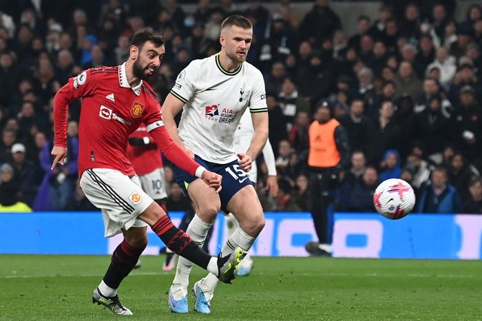 Aksi Bruno Fernandes (kiri) dalam duel Liga Inggris antara Tottenham Hotspur vs Manchester United di London (19/8/2023).