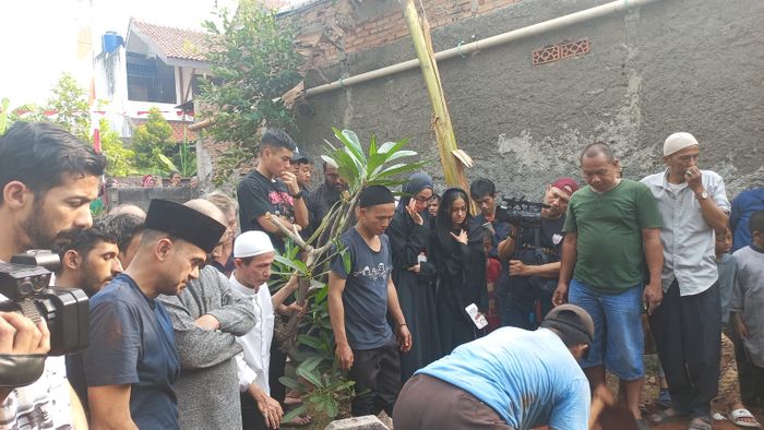 Ibunda Ramzi, Afiah Barawas meninggal dunia di usianya yang ke 63 tahun pada Sabtu (19/8/2023) pukul 06.00 WIB.