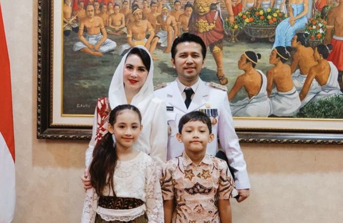 Arumi Bachsin dan keluarga