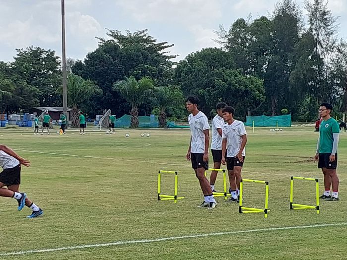 Timnas U-23 Indonesia menjalani latihan di Lapangan Academy PTT Rayong, pada Sabtu (19/8/2023).