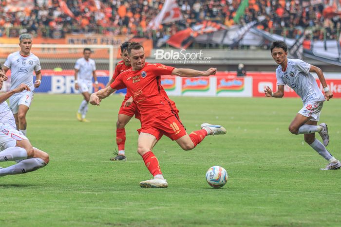 Maciej Gajos akan menendang bola saat berlaga dalam laga pekan kesembilan Liga 1 2023 antara Persija versus Arema FC di Stadion Patriot Candrabhaga, Bekasi, Jawa Barat, Minggu (20/8/2023).