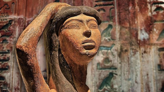 Cleopatra memiliki empat anak, dengan dua ayah yang berbeda.