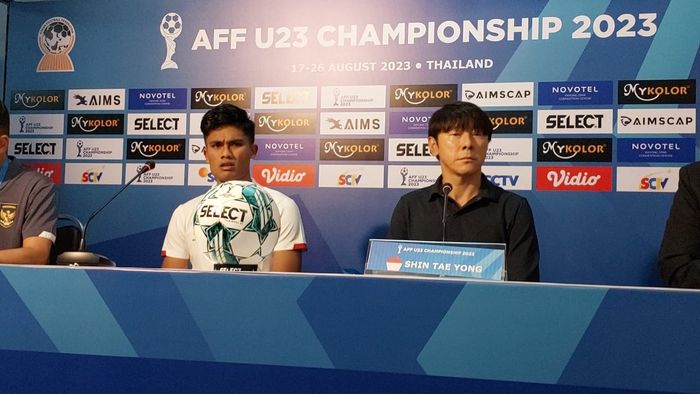 Shin Tae-yong dan Ramadhan Sananta dalam konferensi pers pasca-laga timnas U-23 Indonesia Vs Timor Leste di Rayong Provincial Stadium, Minggu (20/8/2023).