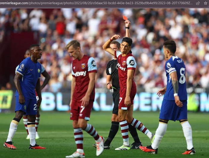 Nayef Aguerd mendapat kartu kuning kedua dalam matchweek 2 Liga Inggris 2023-2024 antara West Ham United dan Chelsea.