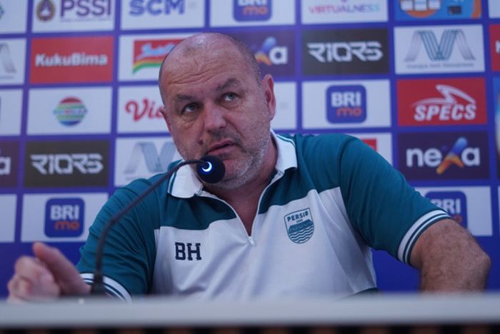 Pelatih Persib Bandung, Bojan Hodak, memberikan keterangan saat jumpa pers Liga 1 2023/2024. Ia yakin memiliki tim yang baik dan siap mengalahkan Madura United di final Championship Series Liga 1 2023-2024.