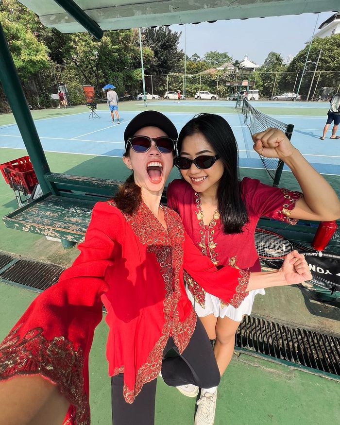 Yuki Kato kenakan kebaya Encim Betawi.