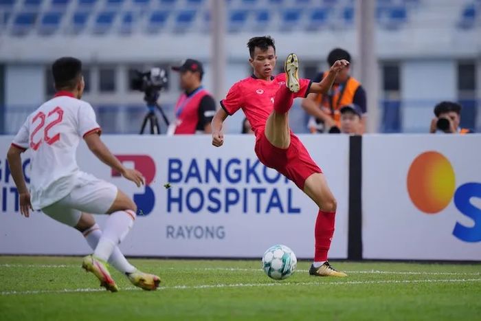 Duel pemain Laos dan Vietnam di Piala AFF U-23 2023.