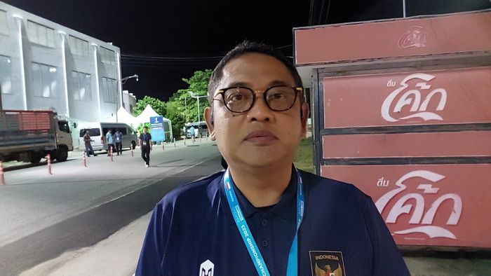 Manajer timnas U-23 Indonesia, Endri Erawan saat hadir di Rayong Provincial Stadium, Minggu (20/8/2023).