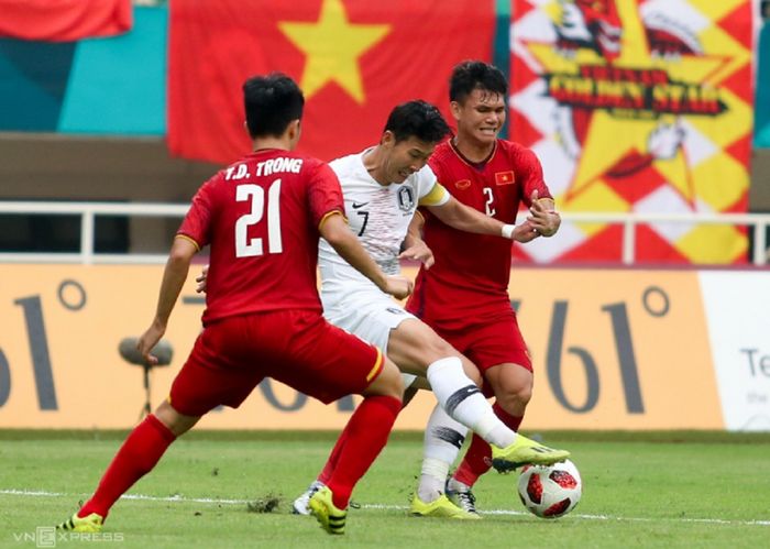 Bintang Korea Selatan Son Heung-min (tengah) diapit dua pemain Vietnam dalam semifinal Asian Games 2018. Korea menang 3-1 dan akhirnya juara.