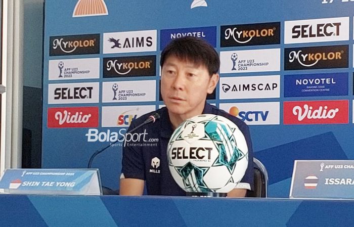 Pelatih timnas U-23 Indonesia, Shin Tae-yong di konferensi pers jelang laga semifinal Piala AFF U-23 2023 melawan Thailand di Rayong Provincial Stadium, Rabu (23/8/2023).