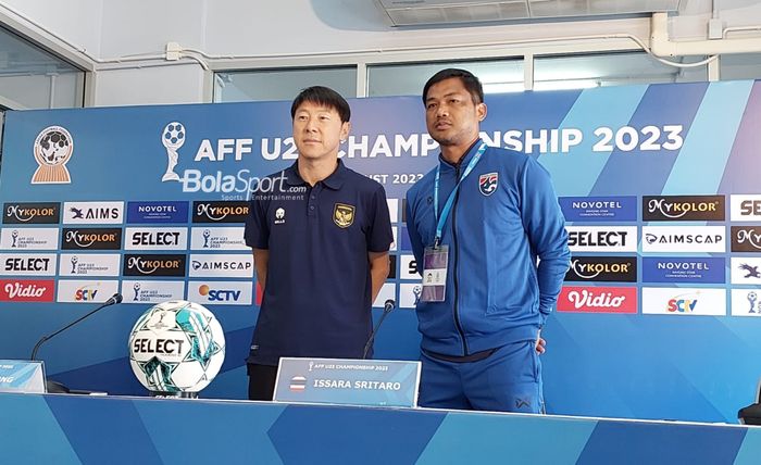 Pelatih timnas U-23 Indonesia, Shin Tae-yong dan pelatih timnas U-23 Thailand, Issara Sritaro, pada konferensi pers jelang laga semifinal Piala AFF U-23 2023 di Rayong Provincial Stadium, Rabu (23/8/2023).