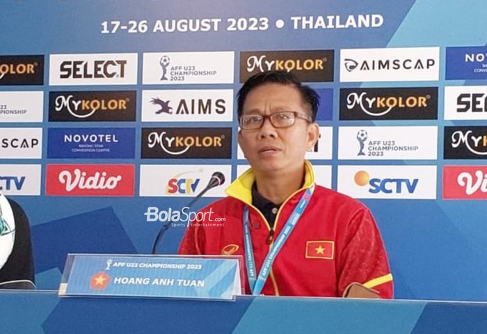 Pelatih timnas U-23 Vietnam, Hoang Anh Tuan dalam sesi konferensi pers jelang semifinal Piala AFF U-23 2023 di Rayong Provincial Stadium, Rabu (23/8/2023).