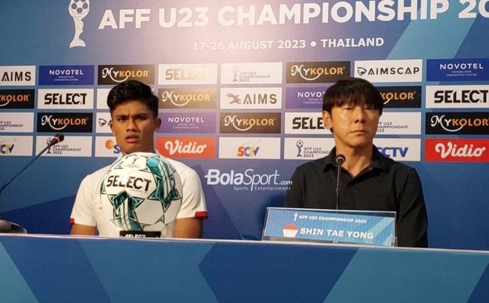 Shin Tae-yong dan Ramadhan Sananta dalam konferensi pers pasca-laga timnas U-23 Indonesia Vs Timor Leste di Rayong Provincial Stadium, Minggu (20/8/2023).