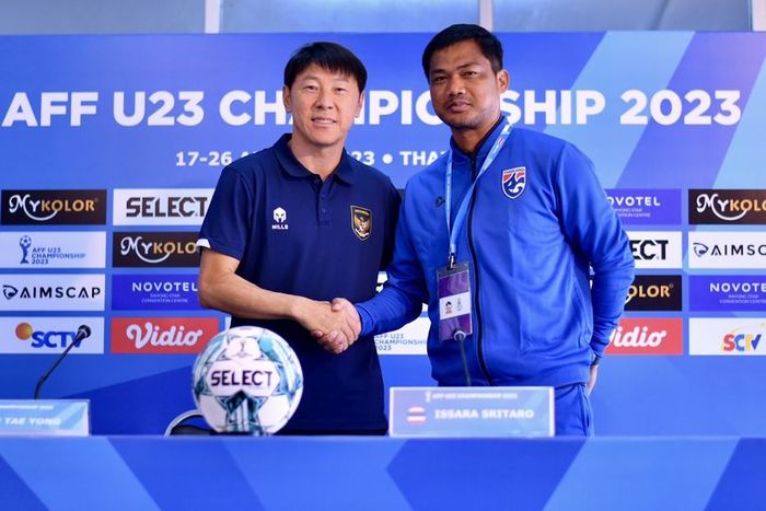 Shin Tae-yong dan Issara Sritaro berjabat tangan dalam konferensi pers sebelum lawan timnas U-23 Indonesia Vs timnas U-23 Thailand di semifinal Piala AFF U-23 2023.