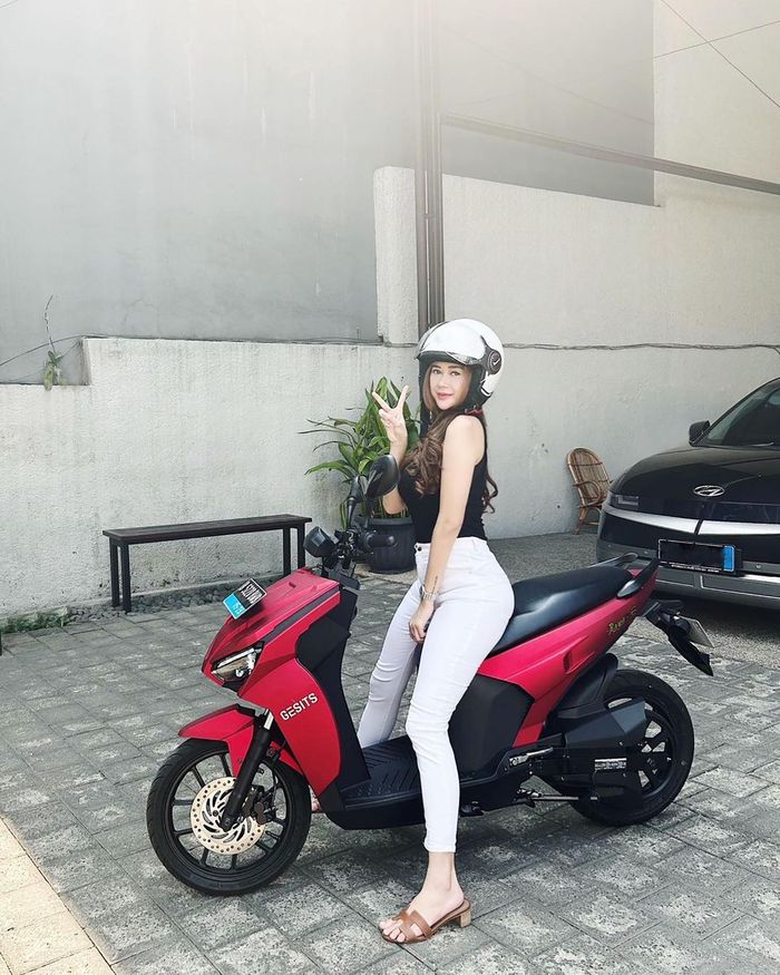 Potret penampilan seksi Aura Kasih di atas motor.