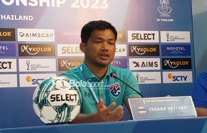 Pelatih timnas U-23 Thailand, Issara Sritaro, sedang memberikan keterangan dalam sesi jumpa pers di Rayong Provincial Stadium, Thailand pada Kamis (24/8/2023).