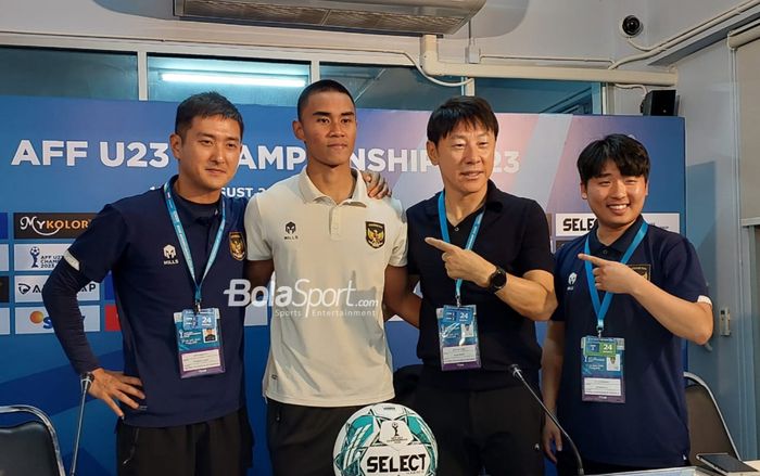 Pelatih timnas U-23 Indonesia, Shin Tae-yong (kanan), sedang berfoto dengan pemainnya bernama Muhammad Ferarri (kiri) serta sejumlah asisten pelatihnya di Rayong Provincial Stadium, Thailand pada Kamis (24/8/2023).