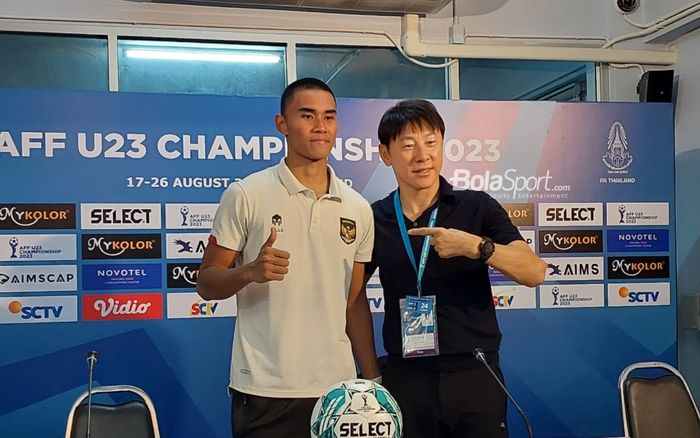 Pelatih timnas U-23 Indonesia, Shin Tae-yong (kanan), sedang berfoto dengan pemainnya bernama Muhammad Ferarri (kiri) di Rayong Provincial Stadium, Thailand pada Kamis (24/8/2023).