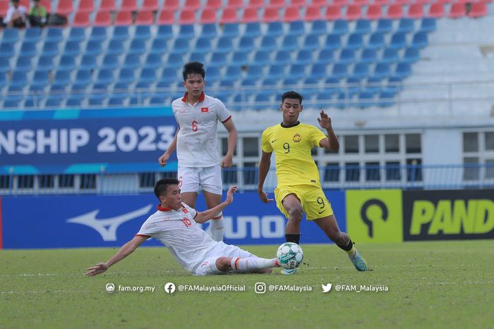 Duel pemain Vietnam dan Malaysia di semifinal Piala AFF U-23 2023.