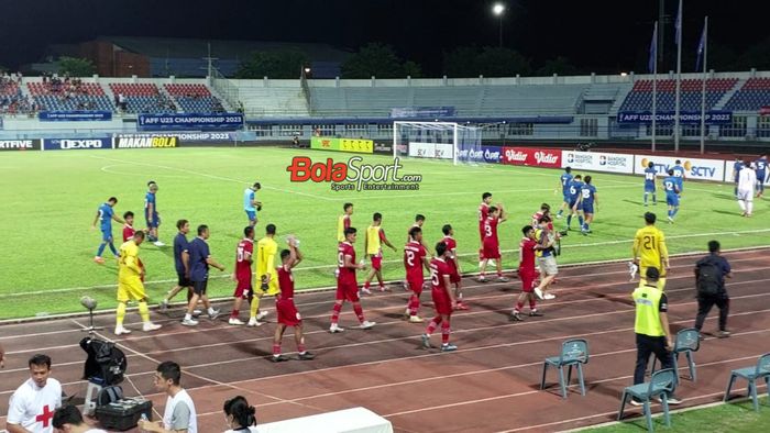 Skuat timnas U-23 Indonesia sedang menghampiri suporter setelah meraih kemenangan pada semifinal Piala AFF U-23 2023 di Rayong Provincial Stadium, Thailand pada Kamis (24/8/2023).