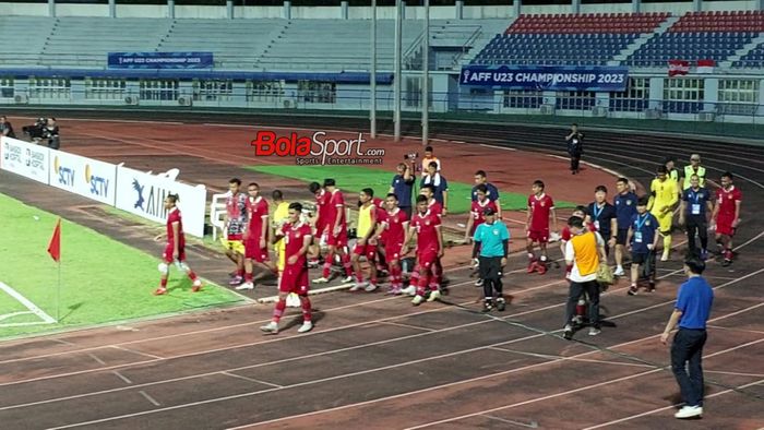 Skuat timnas U-23 Indonesia sedang menghampiri suporter setelah meraih kemenangan pada semifinal Piala AFF U-23 2023 di Rayong Provincial Stadium, Thailand pada Kamis (24/8/2023).
