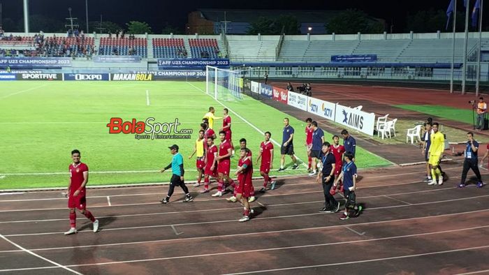 Skuat timnas U-23 Indonesia sedang menghampiri suporter setelah meraih kemenangan pada semifinal Piala AFF U-23 2023 di Rayong Provincial Stadium, Thailand pada Kamis (24/8/2023).