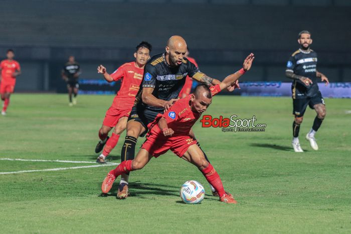 Riko Simanjuntak (kanan) sedang mengusai bola  dan dibayangi Risto Mitrevski (kiri) saat berlaga dalam laga pekan ke-10 Liga 1 2023 antara Dewa United FC versus Persija Jakarta di Stadion Indomilk Arena, Tangerang, Banten, Jumat (25/8/2023).