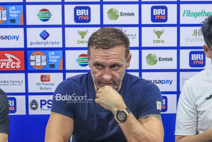 Pelatih Persija Jakarta, Thomas Doll, saat sesi jumpa pers di Stadion Indomilk Arena, Tangerang, Banten, Jumat (25/8/2023).