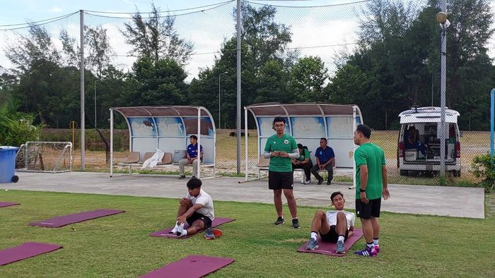 Mohammad Kanu Helmiawan berlatih terpisah dengan fisioterapis dan Irfan Jauhari dalam latihan terkini timnas U-23 Indonesia di lapangan PTT Academy, Rayong pada Jumat (25/8/2023).