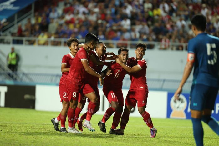 Pemain timnas U-23 Indonesia merayakan gol Jeam Kelly Sroyer ke gawang Thailand pada semifinal Piala AFF U-23 2023.