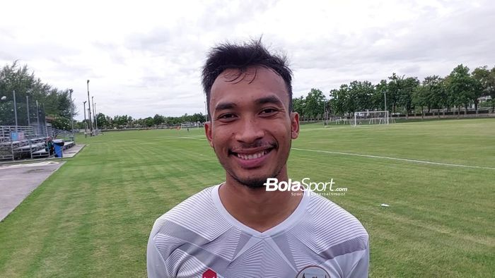 Pemain timnas U-23 Indonesia, Robi Darwis saat ditemui BolaSport.com saat latihan di lapangan PTT Academy, Rayong pada Jumat (25/8/2023).