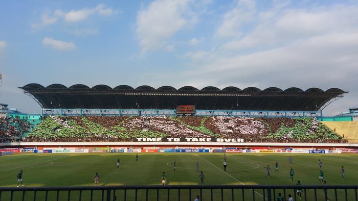 Koreografi suporter PSS Sleman, Brigata Curva Sud, saat pertandingan pekan ke-10 Liga 1 2023/2024 melawan PSS Sleman, Sabtu (26/8/2023).