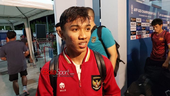 Pemain timnas U-23 Indonesia, Arkhan Fikri, sedang memberikan keterangan kepada awak media setelah laga final Piala AFF U-23 2023 melawan timnas U-23 Vietnam di Rayong Province Stadium, Thailand, Sabtu (26/8/2023).