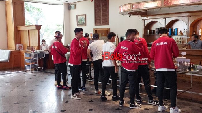 Momen pemain timnas U-23 Indonesia sedang sarapan bersama di Star Convention Hotel, Rayong, Thailand, Minggu (27/8/2023).