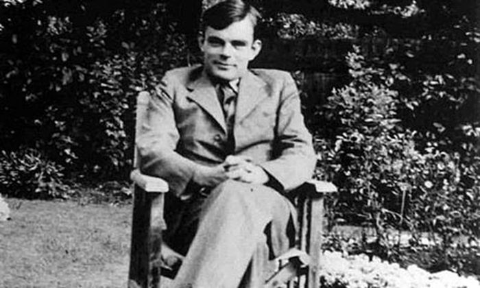 Potret Alan Turing, sang bapak kecerdasan buatan yang hidupnya berakhir tragis.