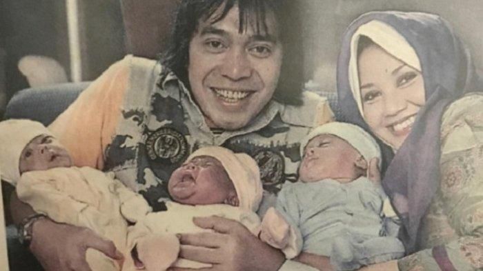 Komeng bersama istri dan 3 anak kembarnya.