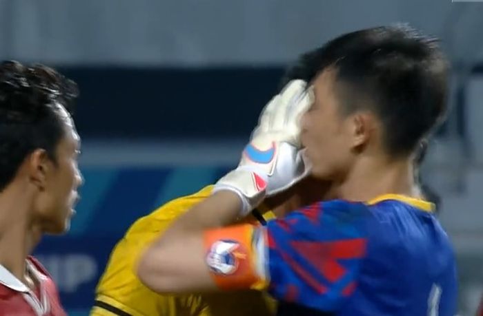 Kiper Vietnam Quan Van Chuan menghibur Ernando Ari usai Vietnam mengalahkan Indonesia di final Piala AFF U-23 2023. 
