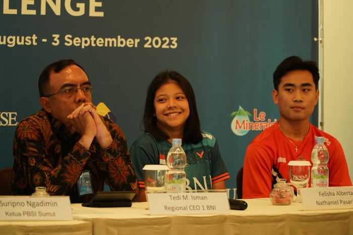 Pebulu tangkis ganda campuran, Felisha Alberta Nathaniel Pasaribu (tengah) dan pebulu tangkis ganda putra Patra Harapan Rindorindo (kanan) saat menghadiri konferensi pers Indonesia International Challenge 2023 di Hotel Santika, Medan, Sumatera Utara, Senin (28/8/2023)