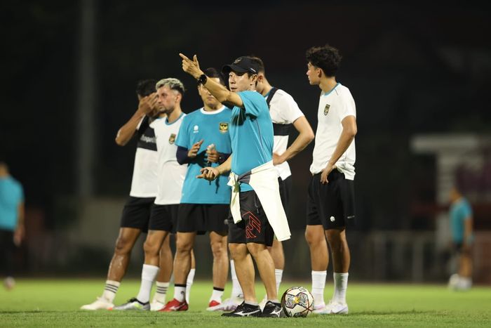 Pelatih timnas Indonesia, Shin Tae-yong, memberi instruksi saat latihan.