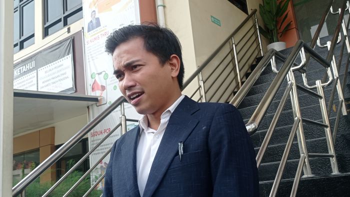 Kuasa hukum Inara Rusli, Arjana Bagaskara usai sidang di Pengadilan Agama Jakarta Barat, Rabu (30/8/2023).