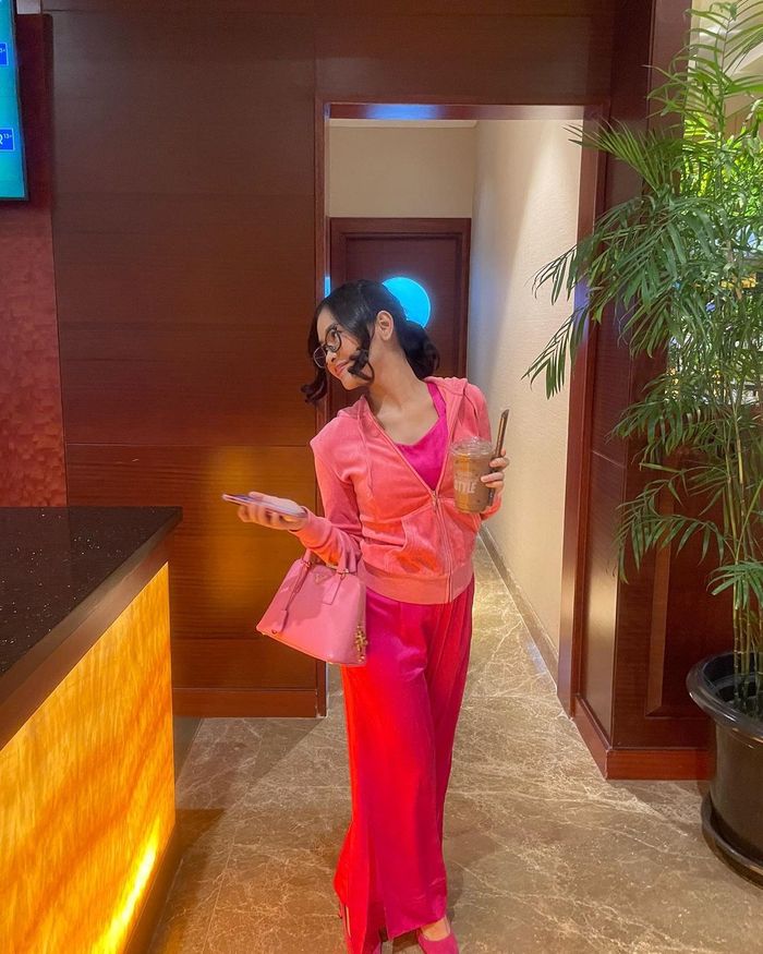 Tas Prada berwarna pink yang dikenakan Salshadilla.