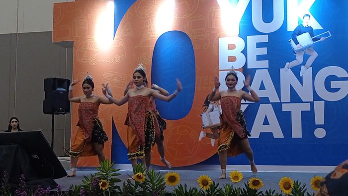 Tarian Dera Ti Bagak asal Kalimantan Barat disuguhkan sebagai pembuka Kompas Travel Fair 2023. 