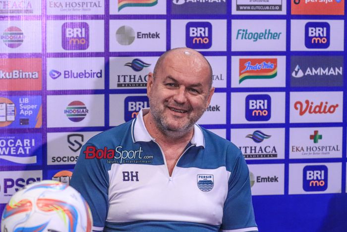 Pelatih Persib Bandung, Bojan Hodak, sempat tersenyum saat hadir dalam sesi jumpa pers di Hotel Aston, Bekasi, Jawa Barat, Jumat (1/9/2023).