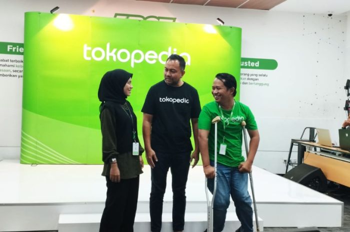 Senior Vice President Of Sales, Rudy Dalimunthe bersama dengan 2 karyawan Tokopedia Care