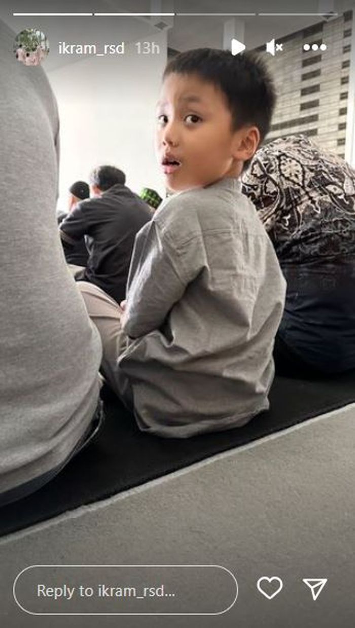 Ikram Rosadi pamer kedekatan dengan Yusuf, anak Larissa Chhou dan Alvin Faiz. 