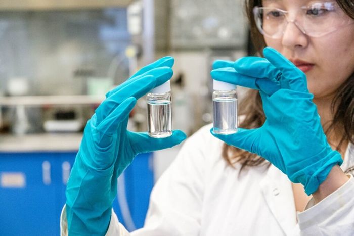 Peneliti UBC Dr. Tianyu Guo adalah bagian dari tim yang mengembangkan filter berbasis debu kayu untuk menghilangkan mikroplastik dari air.