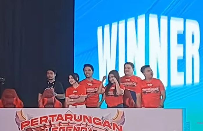 Thariq Halilintar tanding E-Sport didampingi oleh Aliyah Massaid, Sabtu (2/9/2023). 