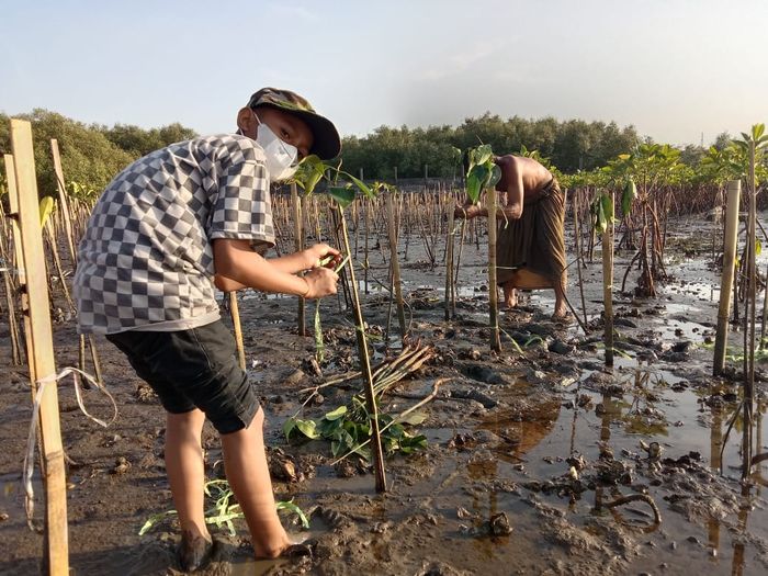 Warga dan komunitas peduli lingkungan hidup di Makassar menghimpun edukasi kepada anak-anak untuk penanaman mangrove di pesisir Tallo.