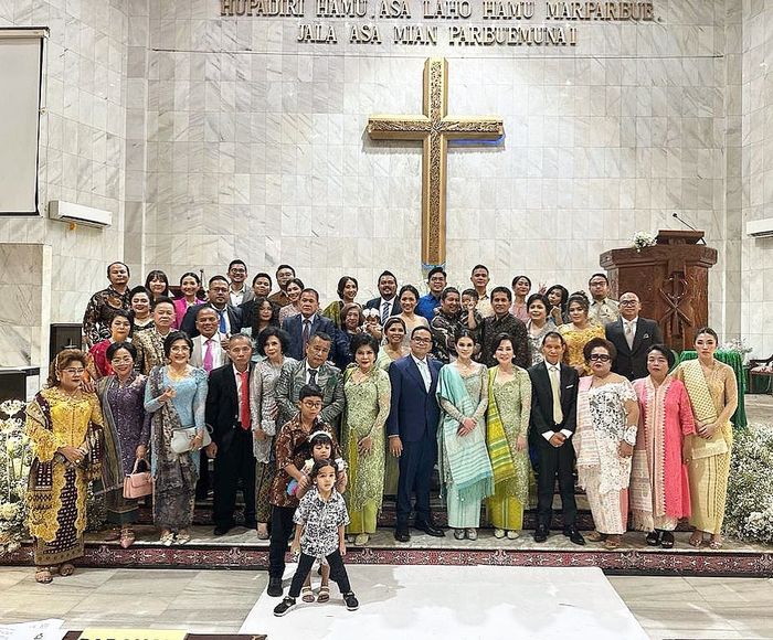 Fritz Hutapea dan Chen Giovani lakukan prosesi Martumpol